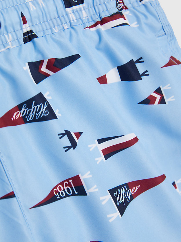 blau mittellange badeshorts mit segelflaggen-print für jungen - tommy hilfiger