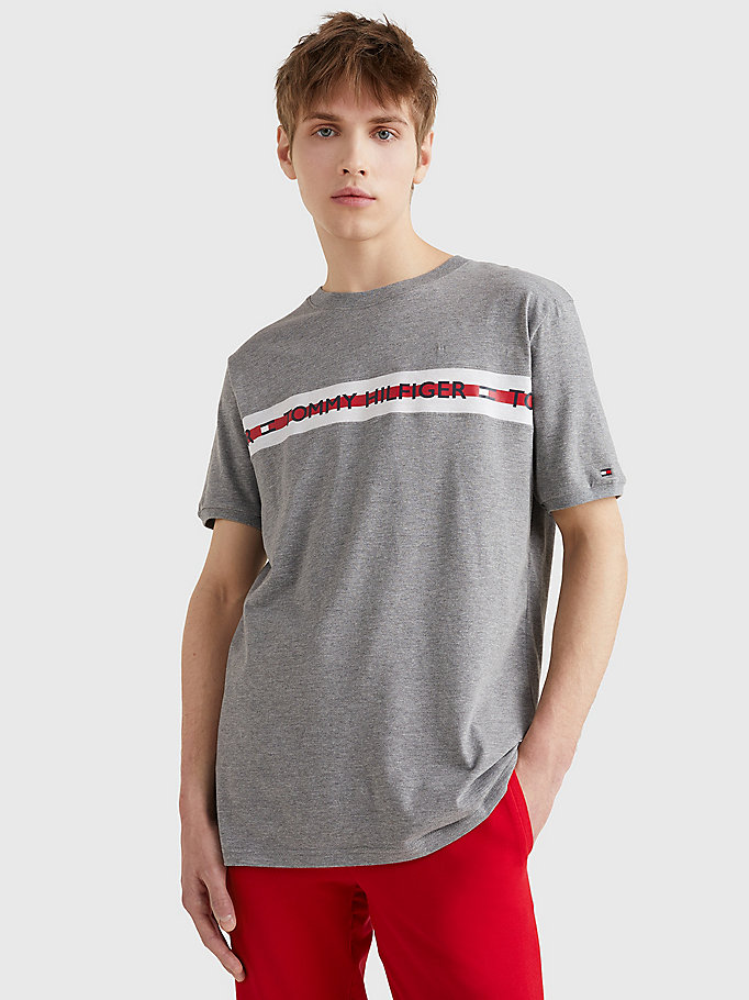 t-shirt con logo verticale grigio da uomo tommy hilfiger