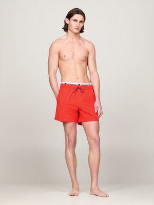 red mittellange badeshorts mit logomuster für herren - tommy jeans
