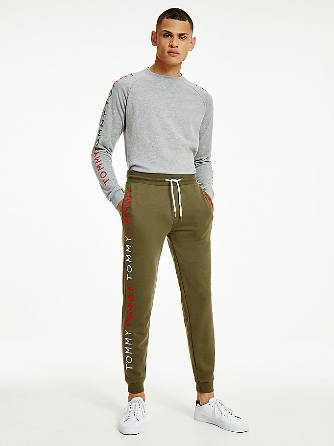khaki jogginghose mit logo-stickereien für men - tommy jeans