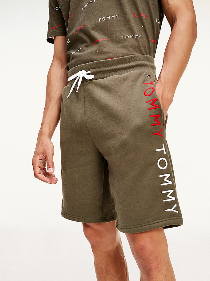 shorts con logo ricamato khaki da uomo tommy jeans