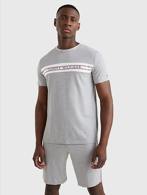 szary t-shirt z sygnowaną tasiemką i logo dla mężczyźni - tommy hilfiger