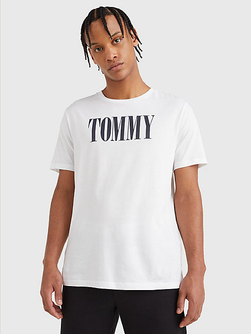 t-shirt en coton bio à logo contrasté blanc pour hommes tommy hilfiger