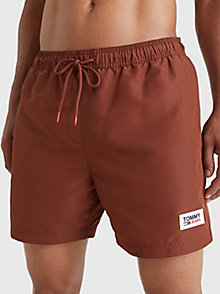 коричневый плавательные шорты essential средней длины на поясе-кули для мужчины - tommy jeans