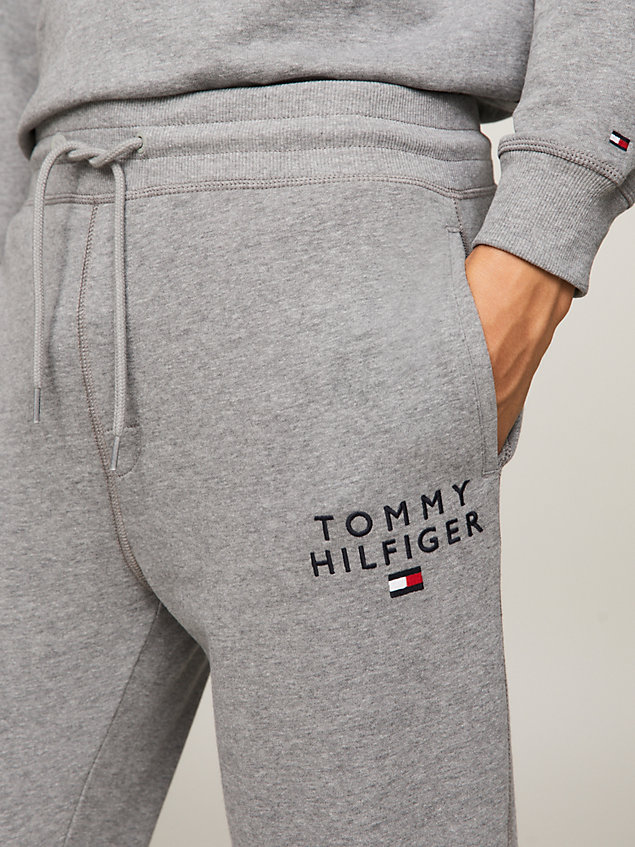 grey joggery z nogawkami wykończonymi mankietami dla mężczyźni - tommy hilfiger