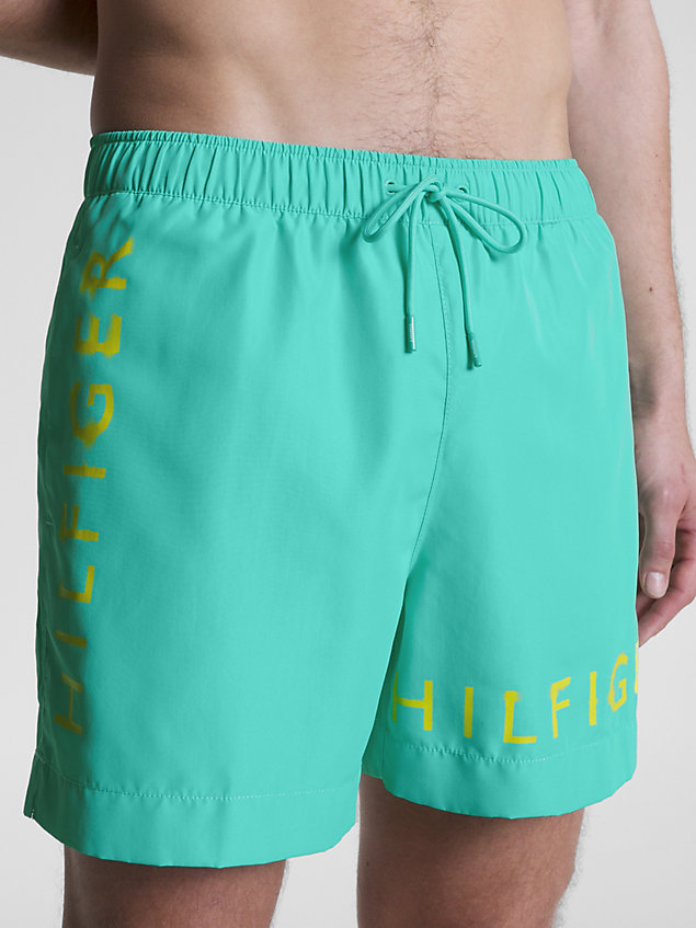 green medium lange zwemshort met crafted logo voor heren - tommy hilfiger