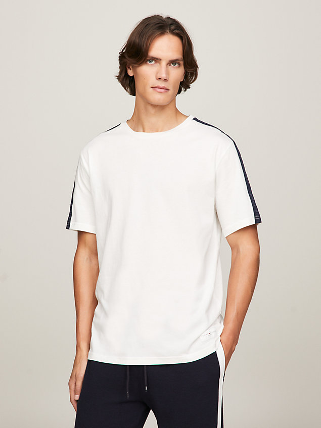 white th established lounge-t-shirt met streepmouw voor heren - tommy hilfiger