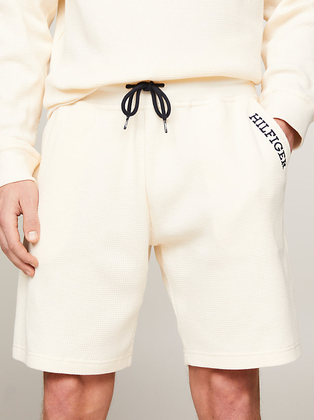 pantalón corto gofrado con logo monotipo beige de hombres tommy hilfiger