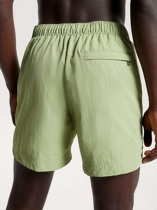 green szorty kąpielowe średniej długości tommy hilfiger × vacation essential dla mężczyźni - tommy hilfiger