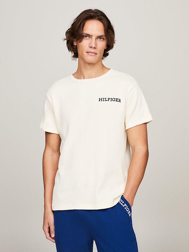 camiseta gofrada con logo monotipo beige de hombres tommy hilfiger