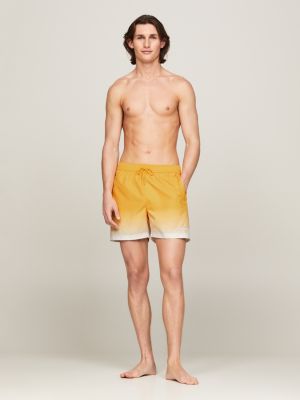 yellow mittellange badeshorts mit ombré-print für herren - tommy jeans