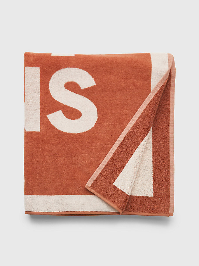 brown essential logo towel for unisex tommy jeans