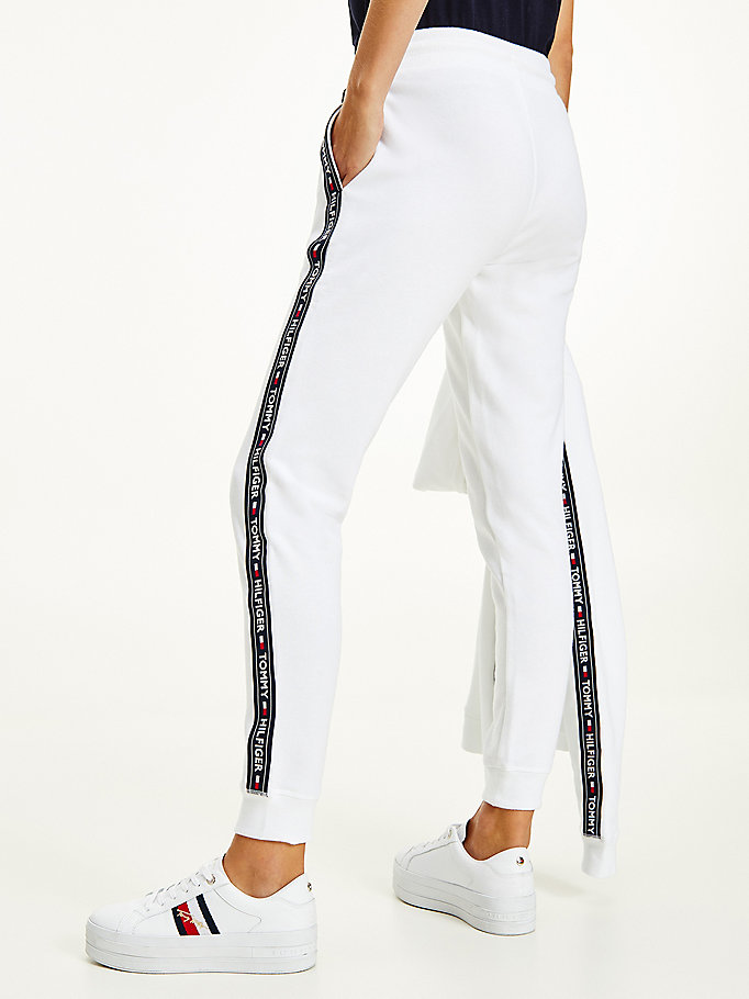 wit jogger met logotape voor women - tommy jeans