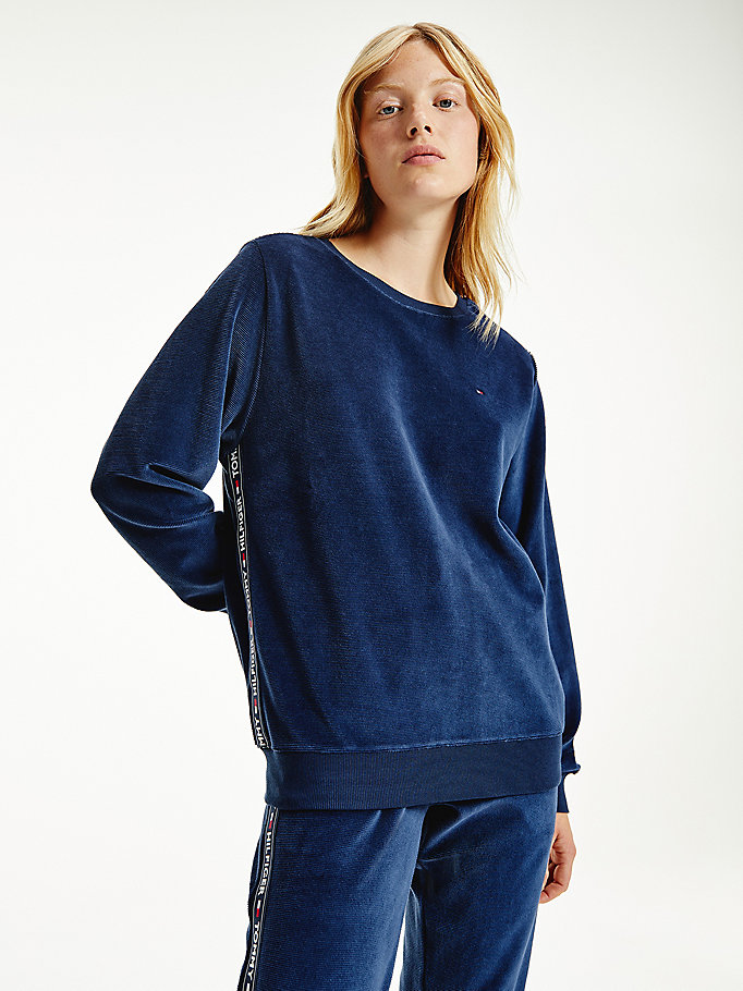blauw velours lounge sweatshirt met logotape voor dames - tommy jeans