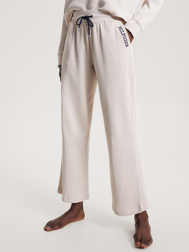 pantalón de textura gofrada con monotipo beige de mujer tommy hilfiger