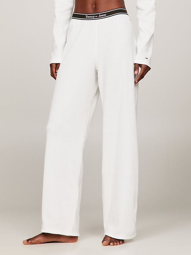 white essential loungebroek met wafelsteek voor dames - tommy jeans