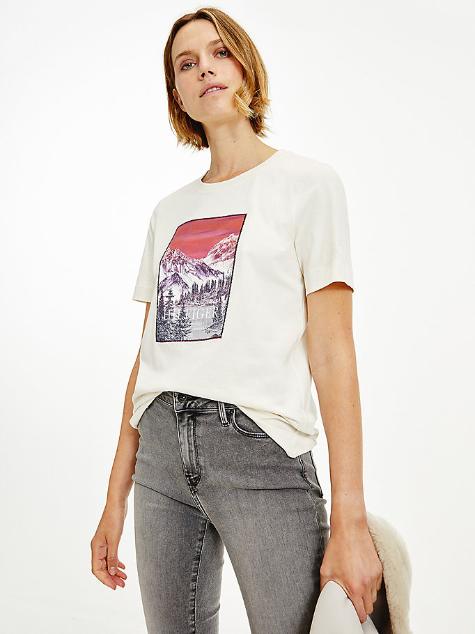 camiseta tommy icons con logo de paisaje blanco de mujer tommy hilfiger