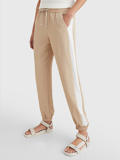 beige colour-blocked relaxed fit jogger voor women - tommy hilfiger