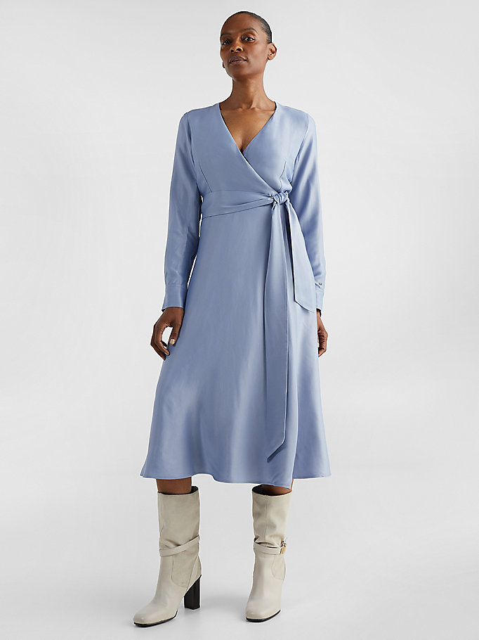 niebieski kopertowa sukienka midi exclusive z satyny dla kobiety - tommy hilfiger