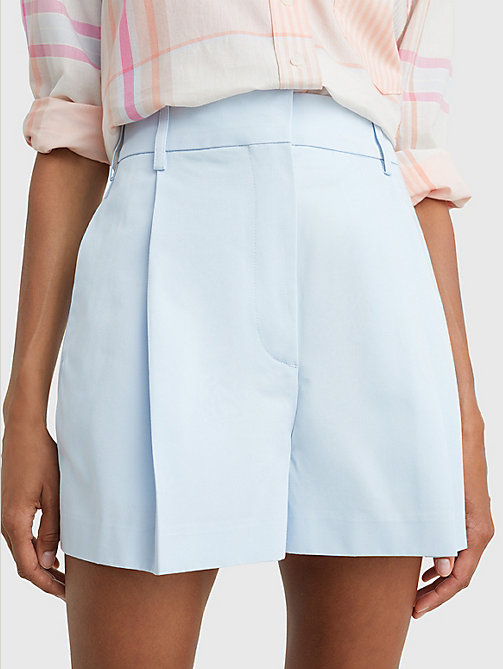 blau wappen-shorts mit hohem bund und bügelfalten für damen - tommy hilfiger