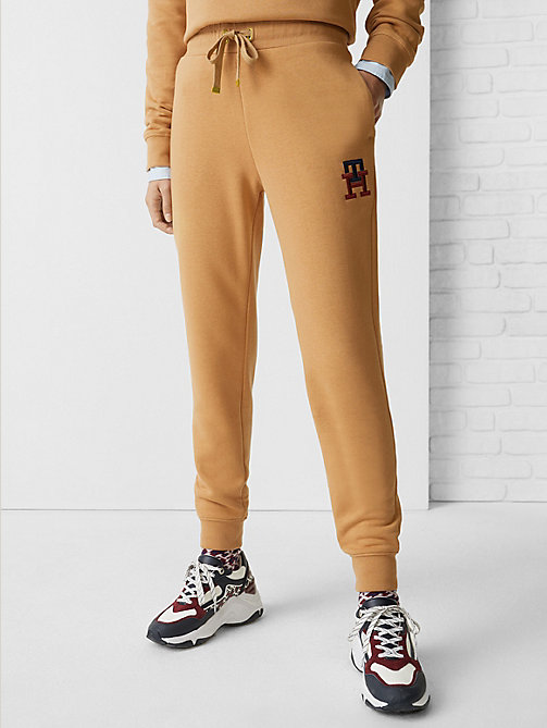 bruin th monogram tapered fit jogger voor women - tommy hilfiger