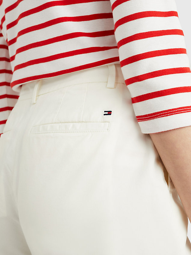 white chino-shorts mit krempelsaum für damen - tommy hilfiger
