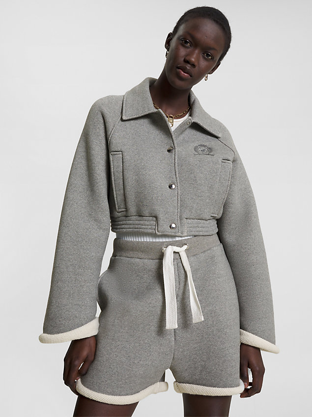 chaqueta classics de corte cropped con escudo grey de mujer tommy hilfiger