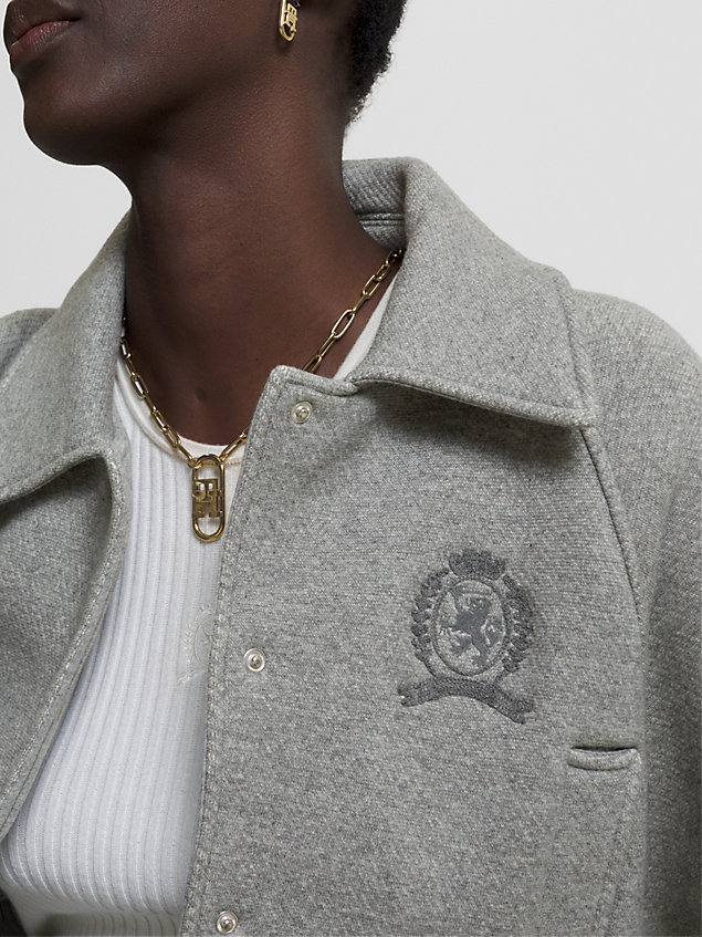 chaqueta classics de corte cropped con escudo grey de mujer tommy hilfiger