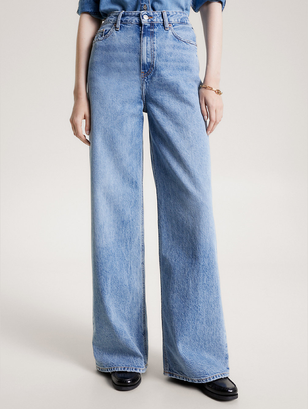 denim jeansy z wysokim stanem i efektem wyblaknięcia dla kobiety - tommy hilfiger