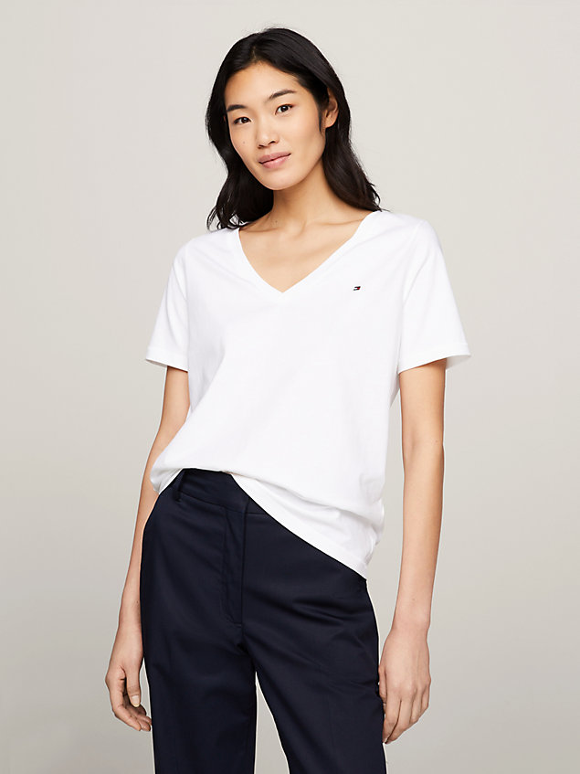 white modern t-shirt met v-hals voor dames - tommy hilfiger