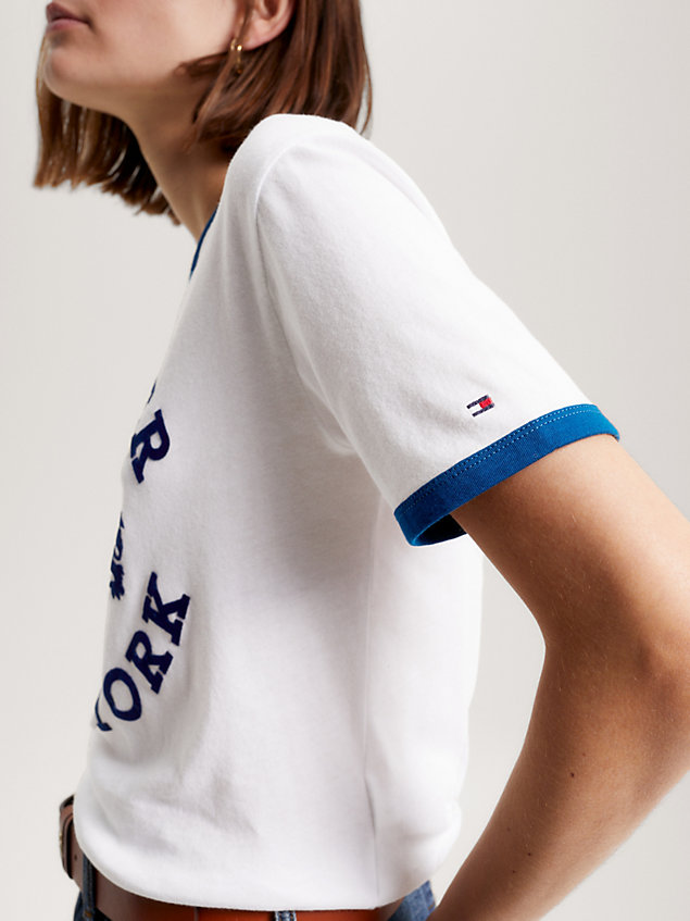 white varsity t-shirt mit geflocktem logo für damen - tommy hilfiger