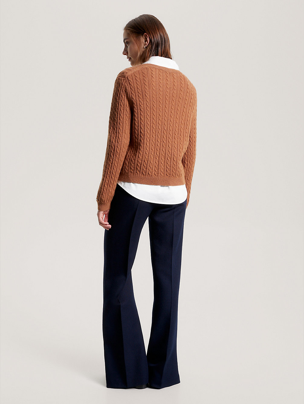 brown wełniany sweter z dekoltem w szpic dla kobiety - tommy hilfiger