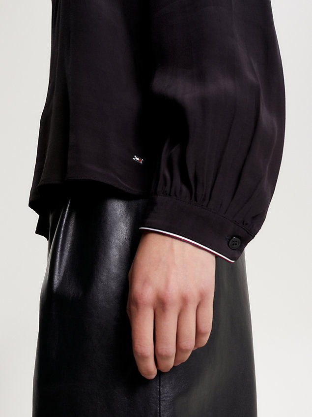 black regular fit bluse mit tape und v-ausschnitt für damen - tommy hilfiger