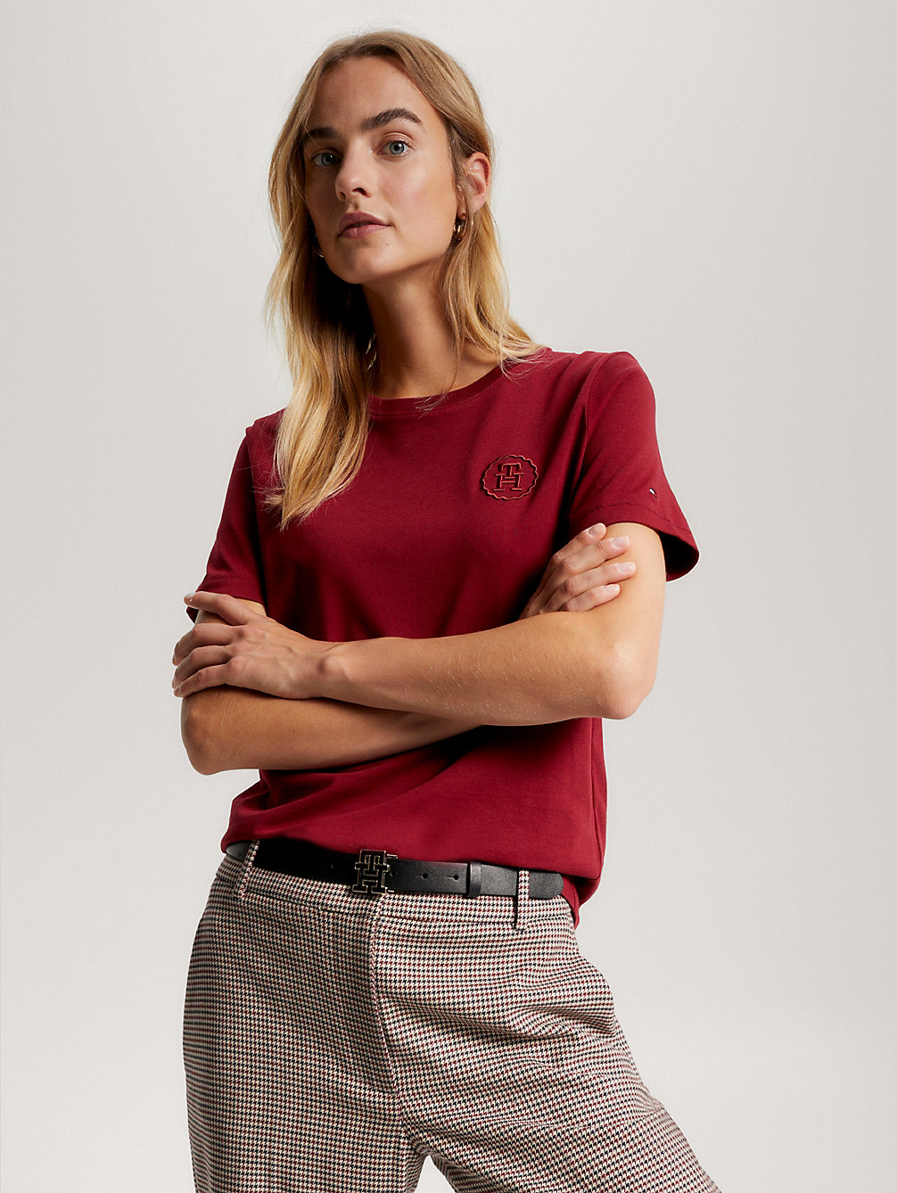 red t-shirt z haftowanym logo w kolorze tła dla kobiety - tommy hilfiger
