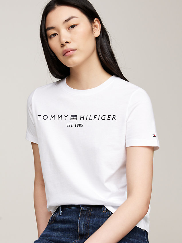 white t-shirt mit logo-stickerei für damen - tommy hilfiger