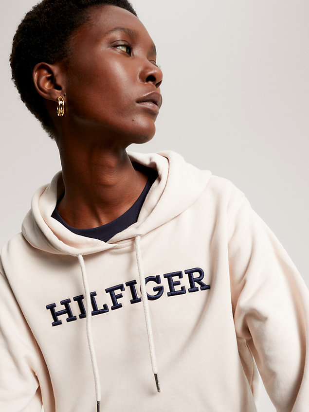 beige hilfiger monotype hoodie mit logo-stickerei für damen - tommy hilfiger