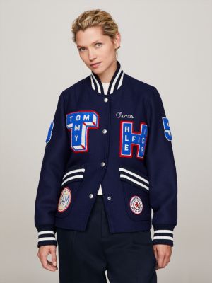 Chaqueta universitaria con emblemas