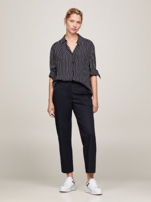 blue regular fit krepp-bluse mit metall-flag für damen - tommy hilfiger