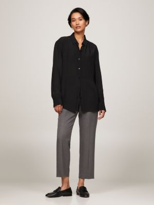 black regular fit krepp-bluse mit metall-flag für damen - tommy hilfiger