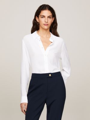 white regular fit krepp-bluse mit metall-flag für damen - tommy hilfiger