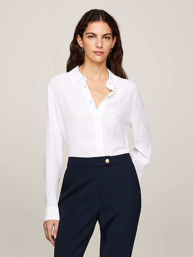 white crêpe regular fit blouse met metalen vlag voor dames - tommy hilfiger