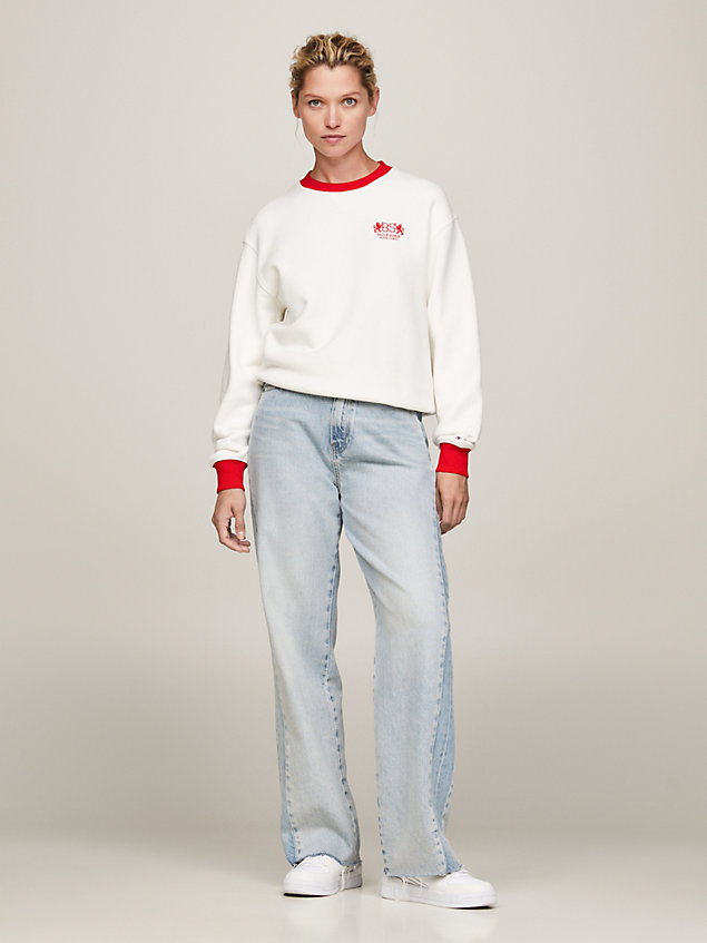 white 1985 collection sweatshirt mit th-wappen für damen - tommy hilfiger
