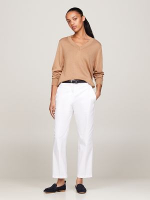 khaki pullover mit metall-flag und v-ausschnitt für damen - tommy hilfiger