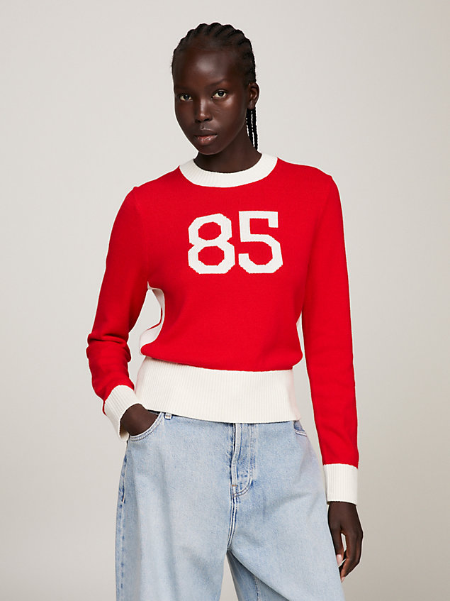 red sweter 1985 collection z logo w stylu varsity dla kobiety - tommy hilfiger