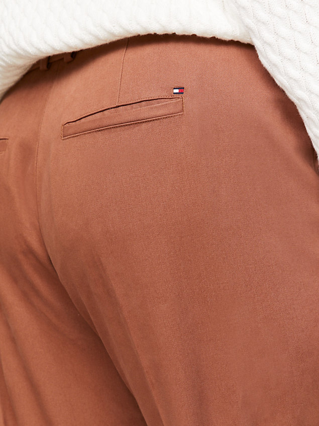 brown curve essential slim straight fit chino voor dames - tommy hilfiger