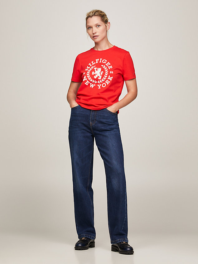 red t-shirt met ronde hals en geborduurd embleem voor dames - tommy hilfiger
