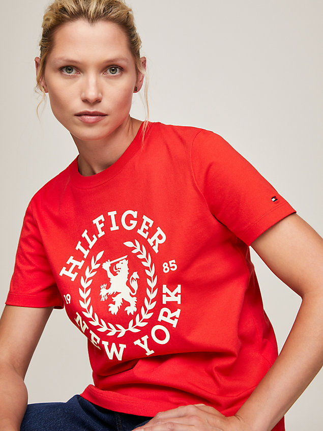 red t-shirt z okrągłym dekoltem i emblematem dla kobiety - tommy hilfiger