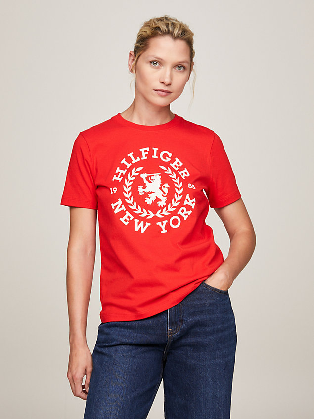 red t-shirt met ronde hals en geborduurd embleem voor dames - tommy hilfiger