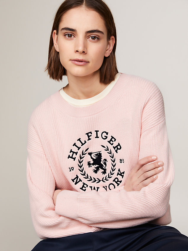 pink regular fit rundhals-pullover mit th-wappen für damen - tommy hilfiger