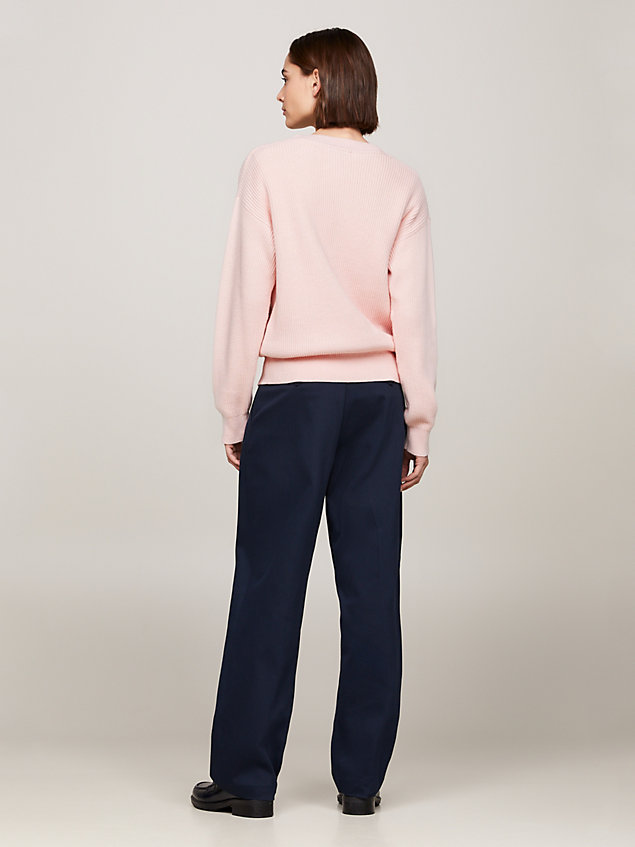 pink sweter o regularnym kroju z emblematem th dla kobiety - tommy hilfiger